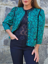 Charger l'image dans la galerie, Veste fine vintage Inès - Imprimé abstrait noir sur fond vert émeraude irisé. Taille M ou 38, 40. Chant Grill. Made in France
