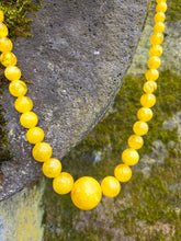 Charger l'image dans la galerie, Collier Sautoir Solange - Dégradé chaud de perles jaune ambrées miel.