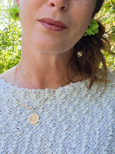 Charger l'image dans la galerie, Boucles d'oreilles Yvonne - Bouquet Floral Vert anis.