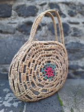 Charger l'image dans la galerie, Panier Aléxia - Tressé en osier rond au motif coloré central rose et vert.