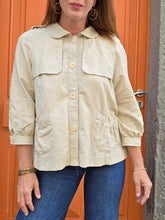 Charger l'image dans la galerie, Veste 'seconde' Lisa - Type saharienne trench beige naturel. Bavolets devant & dos. Taille M, 40, 42. Machin Chose