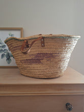 Charger l'image dans la galerie, Grand panier Leslie - En paille tressée à motifs verts subtiles.