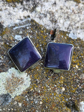 Charger l'image dans la galerie, Boucles d'oreilles Arlette - Cabochon carré violet et monture argentée