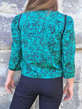 Charger l'image dans la galerie, Veste fine vintage Inès - Imprimé abstrait noir sur fond vert émeraude irisé. Taille M ou 38, 40. Chant Grill. Made in France