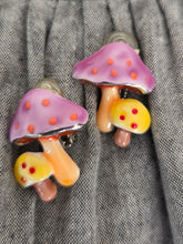 Charger l'image dans la galerie, Boucles d'oreilles Fanny - Duo de champignons - Pop & Fantaisie en émail peint