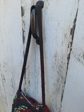 Charger l'image dans la galerie, Sac besace rond Naelle - En perles thermocollées sur tissu noir. Motif indien.