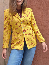 Charger l'image dans la galerie, Veste blazer Linda - Imprimé papillons bordeaux en all-over sur fond jaune. Taille S, 36, 38. Nathalie Chaize. Made in France