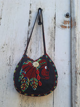 Charger l'image dans la galerie, Sac besace rond Naelle - En perles thermocollées sur tissu noir. Motif indien.