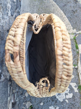 Charger l'image dans la galerie, Panier Aléxia - Tressé en osier rond au motif coloré central rose et vert.