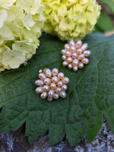 Charger l'image dans la galerie, Boucles d'oreilles Lucie - Pompons de Perles de Riz Rose Poudré