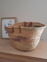 Charger l'image dans la galerie, Grand panier Leslie - En paille tressée à motifs verts subtiles.