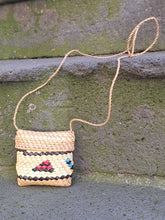 Charger l'image dans la galerie, Porte monnaie Louane - En fibre tressée avec fermeture à rabat.