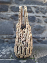 Charger l'image dans la galerie, Panier Aléxia - Tressé en osier rond au motif coloré central rose et vert.