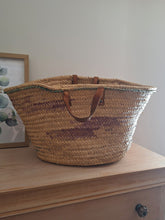 Charger l'image dans la galerie, Grand panier Leslie - En paille tressée à motifs verts subtiles.