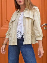 Charger l'image dans la galerie, Veste 'seconde' Lisa - Type saharienne trench beige naturel. Bavolets devant & dos. Taille M, 40, 42. Machin Chose