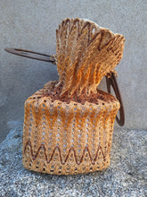 Charger l'image dans la galerie, Panier Géraldine- En fibres naturelles. Tressage ajouré et ondulé.