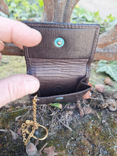 Charger l'image dans la galerie, Porte-monnaie Auguste - Cuir marron, chaînette et mousqueton.