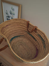 Charger l'image dans la galerie, Grand panier Leslie - En paille tressée à motifs verts subtiles.