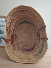 Charger l'image dans la galerie, Grand panier Leslie - En paille tressée à motifs verts subtiles.