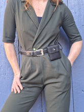 Charger l'image dans la galerie, Étui à miroir de ceinture Anatole - En cuir noir, avec passant à l'arrière.