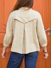 Charger l'image dans la galerie, Veste 'seconde' Lisa - Type saharienne trench beige naturel. Bavolets devant & dos. Taille M, 40, 42. Machin Chose