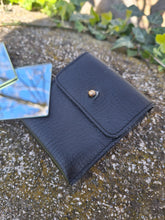 Charger l'image dans la galerie, Étui à miroir de ceinture Anatole - En cuir noir, avec passant à l'arrière.