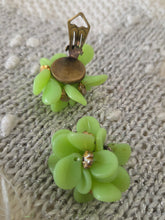 Charger l'image dans la galerie, Boucles d'oreilles Yvonne - Bouquet Floral Vert anis.