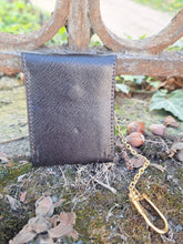 Charger l'image dans la galerie, Porte-monnaie Auguste - Cuir marron, chaînette et mousqueton.