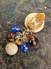 Charger l'image dans la galerie, Boucles d'oreilles Huguette - Perles pendantes dorées, bleu et naturelles