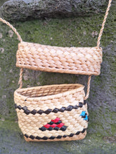 Charger l'image dans la galerie, Porte monnaie Louane - En fibre tressée avec fermeture à rabat.