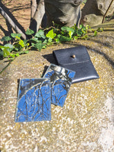 Charger l'image dans la galerie, Étui à miroir de ceinture Anatole - En cuir noir, avec passant à l'arrière.