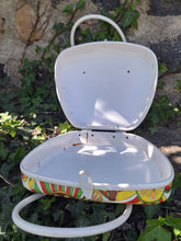 Charger l'image dans la galerie, Mallette Lauriane - En plastique rigide. Imprimé psychédélique rétro des années 70.