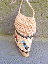 Charger l'image dans la galerie, Porte monnaie Louane - En fibre tressée avec fermeture à rabat.