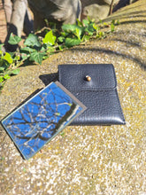 Charger l'image dans la galerie, Étui à miroir de ceinture Anatole - En cuir noir, avec passant à l'arrière.