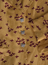Charger l'image dans la galerie, Veste blazer Linda - Imprimé papillons bordeaux en all-over sur fond jaune. Taille S, 36, 38. Nathalie Chaize. Made in France