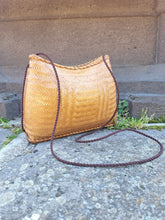 Charger l'image dans la galerie, Sac Charlotte - En osier rigide tressé couleur miel brillant.