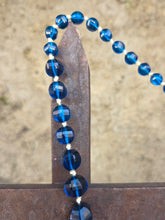 Charger l'image dans la galerie, Collier sautoir Marina - Perles Facettées Bleu Cobalt. Style Chapelet
