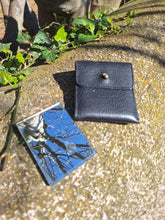 Charger l'image dans la galerie, Étui à miroir de ceinture Anatole - En cuir noir, avec passant à l'arrière.