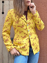 Charger l'image dans la galerie, Veste blazer Linda - Imprimé papillons bordeaux en all-over sur fond jaune. Taille S, 36, 38. Nathalie Chaize. Made in France