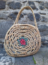 Charger l'image dans la galerie, Panier Aléxia - Tressé en osier rond au motif coloré central rose et vert.