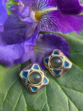 Charger l'image dans la galerie, Boucles d'oreilles Diane – Cabochons Baroques et Émail Bleu Byzantin