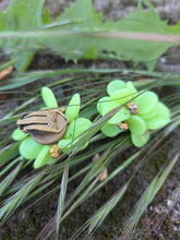 Charger l'image dans la galerie, Boucles d'oreilles Yvonne - Bouquet Floral Vert anis.