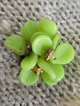 Charger l'image dans la galerie, Boucles d'oreilles Yvonne - Bouquet Floral Vert anis.