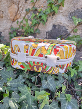 Charger l'image dans la galerie, Mallette Lauriane - En plastique rigide. Imprimé psychédélique rétro des années 70.