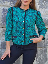 Charger l'image dans la galerie, Veste fine vintage Inès - Imprimé abstrait noir sur fond vert émeraude irisé. Taille M ou 38, 40. Chant Grill. Made in France