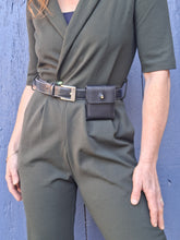 Charger l'image dans la galerie, Étui à miroir de ceinture Anatole - En cuir noir, avec passant à l'arrière.