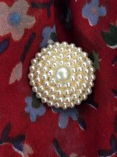 Charger l'image dans la galerie, Boucles d'oreilles Margot - Dôme de perles ivoire. Classique, romantique et résolument rétro.