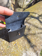 Charger l'image dans la galerie, Étui à miroir de ceinture Anatole - En cuir noir, avec passant à l'arrière.