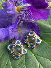 Charger l'image dans la galerie, Boucles d'oreilles Diane – Cabochons Baroques et Émail Bleu Byzantin