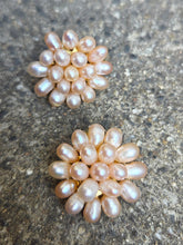 Charger l'image dans la galerie, Boucles d'oreilles Lucie - Pompons de Perles de Riz Rose Poudré